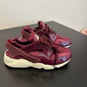 Nike huaraches new never worn before in great condition.